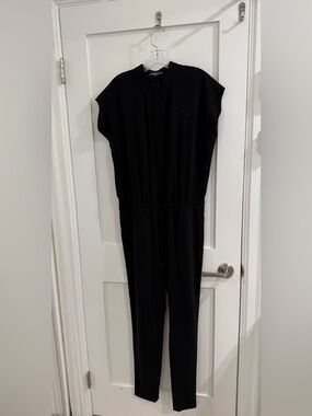 Vince black crew neckline sleeveless  polyester jumpsuit (good condition)